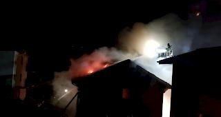 Bei einem Brand eines Wohnhauses in der Nacht auf Sonntag in Visperterminen hat eine Person ihr Leben verloren, zwei weitere mussten mit Rauchgasvergiftungen ins Spital eingeliefert werden.