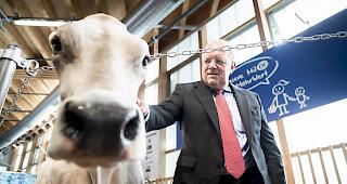 Bundesrat Johann Schneider-Ammann posiert mit einer Kuh, an der Er&ouml;ffnung der 76. OLMA.