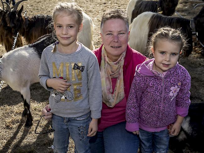 Cayenne (7), Karin (56) und Edi (4) In-Albon, Raron.