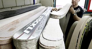 Preisabsprachen?&nbsp;St&ouml;ckli ist der Ausr&uuml;ster von namhaften Skiathleten wie Viktoria Rebensburg und Ilka Stuhec sowie der Schweizer Skirennfahrerin Jasmin Flury. Nun ist das Unternehmen im Visier der Weko.