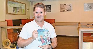 Marcel Naas mit dem ersten Band der Detektivserie &laquo;MounTeens&raquo;.