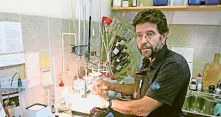 Im Labor. Hanspeter Baumann vinifiziert nebst den Sorten der Kellerei DIROSO auch die Privatweine von &uuml;ber 30 Kunden und f&uuml;hrt f&uuml;r zahlreiche Winzer Weinanalysen durch.Foto wb