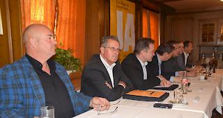 Die Bef&uuml;rworter der &laquo;Selbstbestimmungsinitiative&raquo; nehmen Stellung. 