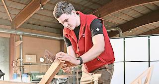 Leidenschaftlicher Zimmermann. Rafael Bieler zeigt einen Schnitt, der f&uuml;r das Objekt hinten rechts zum Einsatz kam, das f&uuml;r die Europameisterschaft letzte Woche in Luxemburg gezimmert werden musste.Foto WB