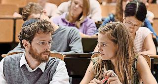 Liebe. Motti Wolkenbruch (Joel Basman) und Laura (No&eacute;mie Schmidt): Ein orthodoxer Jude lernt eine Schickse kennen und lieben.Foto zvg