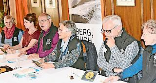 Abwechslungsreich. Von links: Annemarie Minnig, Patricia Meyer, Andreas Weissen, Hildegard Loretan sowie Max und Anthea Waibel an der gestrigen Medienorientierung der 13. Ausgabe von BergBuchBrig: Abwechslung bestimmt auch heuer den Takt.Foto wb