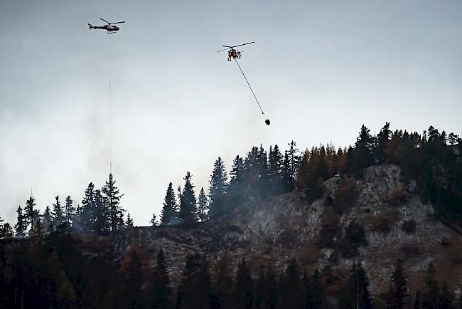 Am Freitag standen Helikopter zur Brandbekämpfung im Einsatz. 