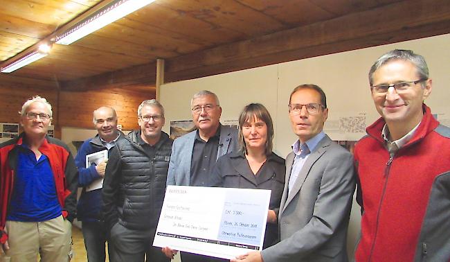 Die Vorstandsmitglieder des Oberwalliser Heimatschutzes mit Preisstifter und Preisträgern (v.l.): Beat Locher, Thomas Schalbetter, Thomas Gloor, Beat Jost, Michela Caldana Mathieu, Basil Zuber und Ulrich Weger.