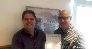 Zunfthauptmann Stephan Schmid (links) mit dem neuen Ehrenmitglied Ignaz Eggel.