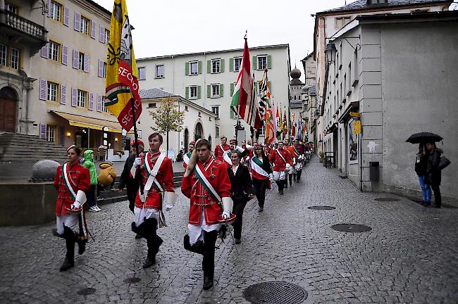 <b>Fahnenmeer.</b> Die Studentenverbindungen laufen durch die Briger Burgschaft.