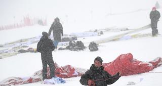 Freiwillige bei den Aufr&auml;umarbeiten