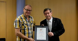 Werner Andenmatten (links) erhielt f&uuml;r seine langj&auml;hrige Arbeit im Vorstand die Ehrenmitgliedschaft. Rechts: Martin Henzen, Pr&auml;sident der Walliser Jugendmusiken.