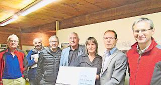 Ausgezeichnet. Die Vorstandsmitglieder des Oberwalliser Heimatschutzes mit Preisstifter und Preistr&auml;gern (von links): Beat Locher, Thomas Schalbetter, Thomas Gloor, Beat Jost, Michela Caldana Mathieu, Basil Zuber und Ulrich Weger.
