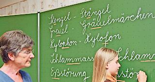 Neue Wege. Elternlobby Schweiz fordert im Bildungswesen ein Umdenken und die Unterst&uuml;tzung alternativer Schulmodelle.Archivbild wb