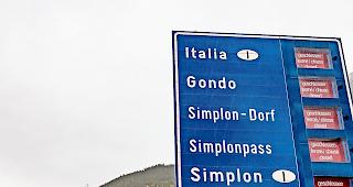 Gesperrt. Das Kantonale F&uuml;hrungsorgan liess aus Sicherheitsgr&uuml;nden keinen Verkehr &uuml;ber die Simplonpassstrasse und die Saastalstrasse.