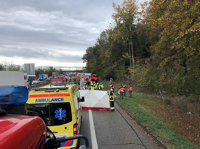 Bei einem Unfall auf der A1 sind vier Armeeangehörige verletzt worden.