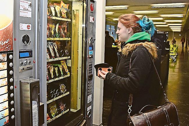 Noch finden sich in den Automaten am Kollegium Süssigkeiten und Softdrinks.