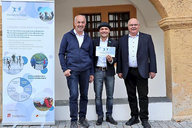 Zufriedene Gesichter. Paul Burgener, zuständiger Gemeinderat für das Label Gesunde Gemeinde; Florian Walther, Leitung Label Gesunde Gemeinde bei Gesundheitsförderung Wallis; Niklaus Furger, Gemeindepräsident (v.l.).