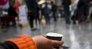 Soziale Ausgrenzung. Gem&auml;ss einer europaweiten Erhebung sind in Deutschland 15 Millionen Menschen von Armut bedroht.