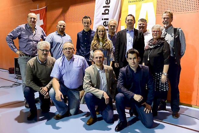Gründung der Bezirkspartei SVP Westlich Raron und der Ortspartei SVP Raron – St. German (hintere Reihe von links): Guido Schmid, Claudio Roth, Romano Amacker, Silja Schmid- Erne, Dieter Frey, Franz Ruppen, Frans Tauber, Prisca Salzmann-Lochmatter und Pius Salzgeber. Vordere Reihe von links: Oskar Henzen, Isidor Burkhardt, Diego Schmid und Martin Julier.