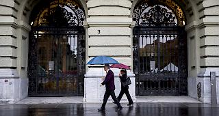 Ausreisestopp. Wie das Eidgen&ouml;ssische Departement f&uuml;r ausw&auml;rtige Angelegenheiten gegen&uuml;ber dem &laquo;Tages-Anzeiger&raquo; best&auml;tigt, sitzen derzeit vier t&uuml;rkisch-schweizerische Doppelb&uuml;rger in der T&uuml;rkei fest.