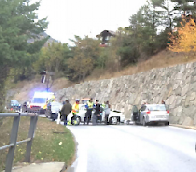 Wegen eines Verkehrsunfalls ist die Strasse Visp-Stalden am Sonntagnachmittag gesperrt worden.