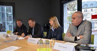 Kurtaxen. Wollen gemeinsam die neuen Reglemente &uuml;berarbeiten: Reinhard Ritz, Vizepr&auml;sident Gemeinde Goms, Christian Imsand, Gemeindepr&auml;sident Obergoms, Monika Holzegger, VR-Pr&auml;sidentin Obergoms Tourismus, und Bruno Imsand, Mediensprecher der IG Zweitwohnungen Goms (v.l.).