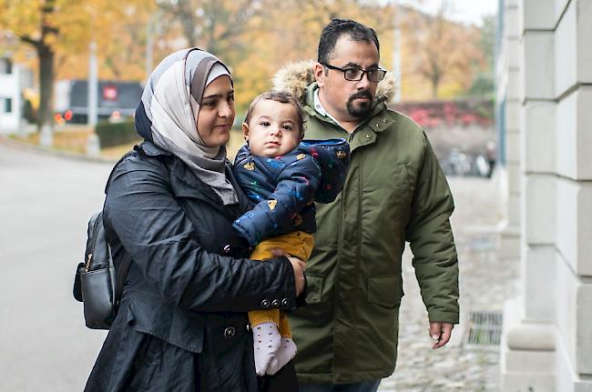 Suha Alhussein Jneid und Omar Jneid laufen zur Verhandlung.