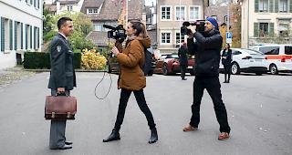 Der Auditor Kenad Melunovic (links) spricht zu den Medien vor der Verhandlung zum Tod eines ungeborenen syrischen Babys vor dem Militaerappellationsgericht 2.