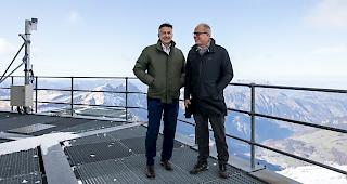 Hans Wicki (links), Verwaltungsratspraesident Titlis Bergbahnen, und Architekt Pierre de Meuron stehen auf dem Richtstrahlturm auf dem Titlis.