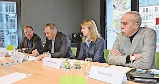 M&uuml;ssen erneut &uuml;ber die B&uuml;cher. Von links: Reinhard Ritz, Vizepr&auml;sident Gemeinde Goms, Christian Imsand, Gemeindepr&auml;sident Obergoms, Monika Holzegger, VR-Pr&auml;sidentin Obergoms Tourismus, und Bruno Imsand, IG Mediensprecher Zweitwohnungen Goms.