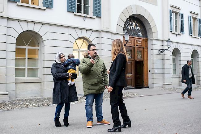 Anwaeltin Dina Raewel (rechts) mit Suha Alhussein Jneid und Omar Jneid (Archiv)