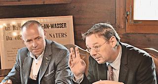Am Sparen. Von links: Finanzverwalter Damian Schmid und Gemeindepr&auml;sident Franz Ruppen.Foto wb