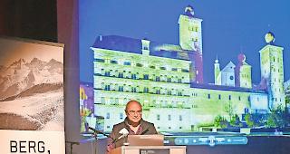 Ideal. Programmleiter Andreas Weissen bei der Er&ouml;ffnungsrede anl&auml;sslich der 13. Ausgabe von BergBuchBrig im Zeughaus Kultur: &laquo;Idealer Ort&raquo;.Foto wb