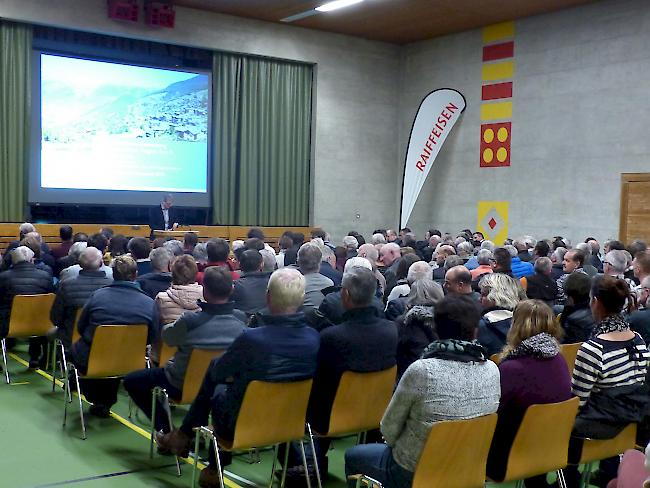 Gemeinsamer Weg. Die Raiffeisenbanken Visperterminen und Region Visp wollen im nächsten Jahr fusionieren.