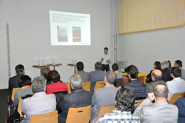 Kenner. Gilles Rudaz, Forscher an der Uni Genf, stellte in Eggerberg sein Buch «Die schweizerischen Berggebiete in der Politik» vor.