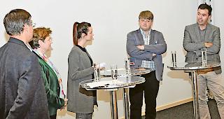 Podium. Hermann Brunner, Viola Amherd, Rebecca Sch&uuml;pfer, Christian Pfammatter und Urs Juon (von links) diskutieren &uuml;ber die Politik um Berggemeinden.
