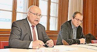 Finanzen im Griff. Gemeindepr&auml;sident Niklaus Furger (links) und Gemeindeschreiber Thomas Anthamatten pr&auml;sentieren der Urversammlung vom 26. November 2018 um 19.00 Uhr im La Poste ein solides Budget 2019.