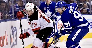 Kampf um den Puck: Nico Hischier und John Tavares.