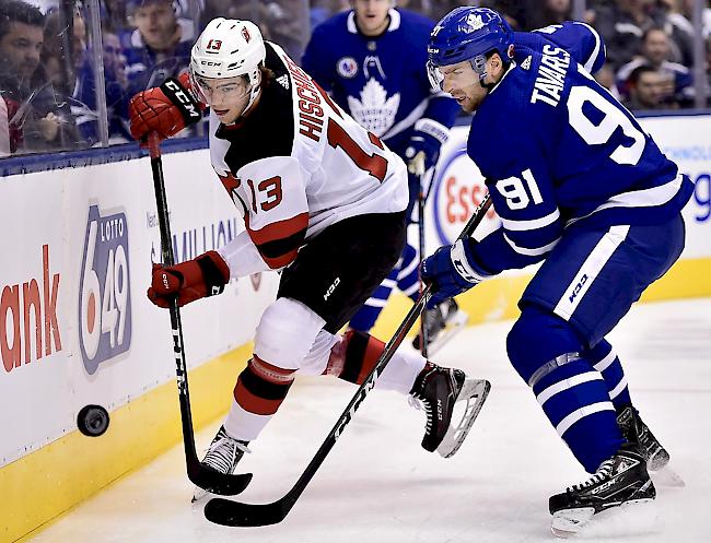 Kampf um den Puck: Nico Hischier und John Tavares.