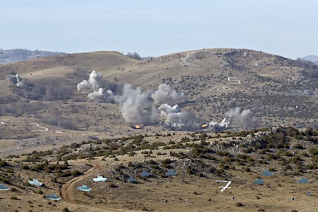 8000 Soldaten, 100 Panzerfahrzeuge und mehrere MiG-Kampfjets nahmen am Manöver teil.