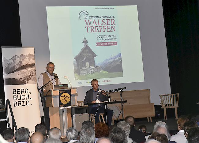 Packende Texte. Die Dialekte der vier Lötschentaler Dörfer Blatten, Kippel, Wiler und Ferden in packende Erzählungen gekleidet – dies konnte geniesssen, wer am Samstag den Weg zur Walser Matinée gefunden hatte. . Foto wb