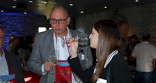 300 G&auml;ste feierten im Schloss Leuk das Jubil&auml;um der &laquo;Charta Saint-Th&eacute;odule&raquo; und hatten dabei die Gelegenheit &uuml;ber 100 Weine zu degustieren. 