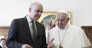 Globales Thema. Bundespr&auml;sident Alain Berset und Papst Franziskus thematisierten die Bedeutung des humanit&auml;ren V&ouml;lkerrechts.