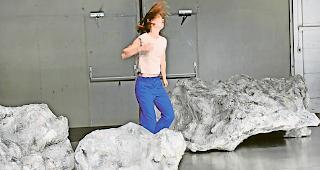 Beeindruckend. Cosima Grand bei &laquo;Hitchhiking through Winterland&raquo; im Les Halles von Siders.Foto wb