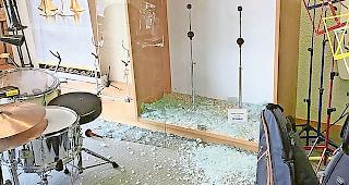 Zerst&ouml;rt. Der Ausstellungsbereich ist von der T&auml;terschaft &shy;vollkommen leer ger&auml;umt worden.