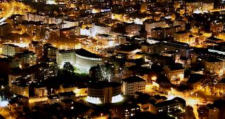 Auch die Quartierbeleuchtung fliesst in die Energiebilanz mit ein. Im Bild: Ein Blick auf Martinach. (Archiv)