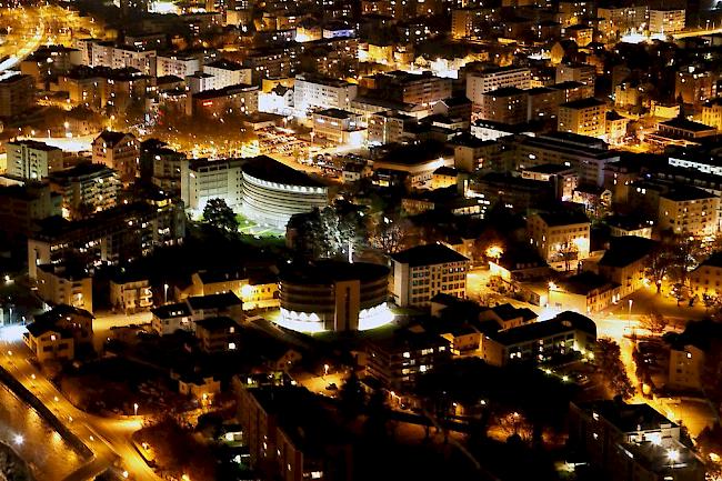 Auch die Quartierbeleuchtung fliesst in die Energiebilanz mit ein. Im Bild: Ein Blick auf Martinach. (Archiv)