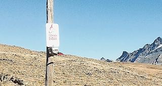 Die &laquo;Checkpoint-Vorrichtung&raquo; auf dem Breithorn wurde an einem Wegweiser befestigt.
