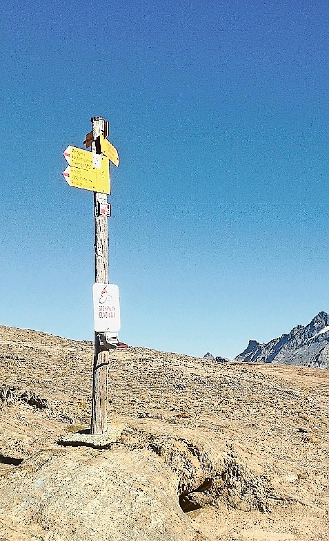 Die «Checkpoint-Vorrichtung» auf dem Breithorn wurde an einem Wegweiser befestigt.